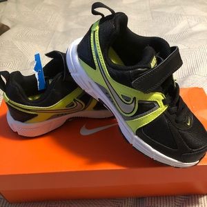 Kid’s Nike BNIB runners size 13